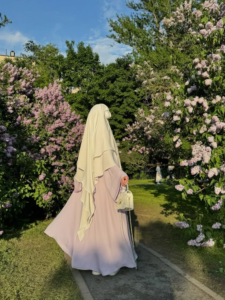 🧕 Hijabs & Abayas